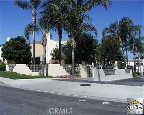 4271 Las Virgenes Road 5 Calabasas, California Spacious and modern 3 bedroom, 3 bath newly renovated Malibu Canyon Villas townhome in Calabasas! Living room features a charming fire place, powder room for guests and sliding doors to a patio area. Recently remodeled kitchen featuring quartz countertops and stainless steel appliances including a gas oven range, dishwasher and microwave. Updated quartz countertop vanities in bathrooms. Enjoy vaulted ceilings in the bedrooms. Wide plank wood-style vinyl floors throughout. In unit stacked washer/dryer. 2 car garage and guest parking available. Community includes swimming pool, jacuzzi and barbeque. Tenant covers utilities. Townhome does not come furnished. Coveted Las Virgenes Unified school district and close proximity to beach, hiking, 101 freeway, dining and entertainment.