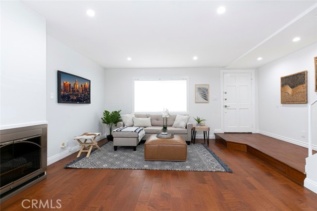 15216 Magnolia Boulevard, 8 photo 3