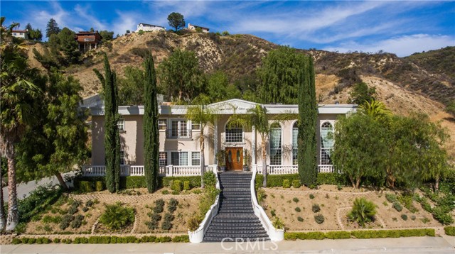 Photo of 20047 Chapter Drive, Woodland Hills, CA 91364