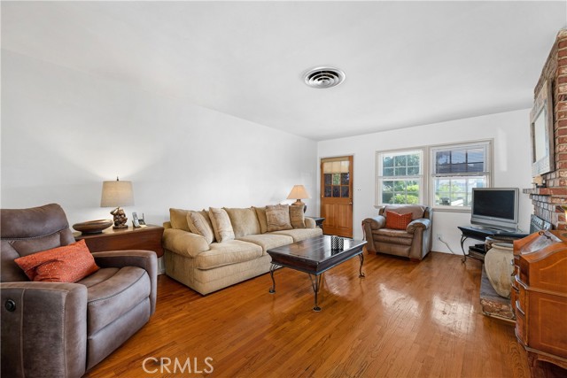13907 Archwood Street photo 5