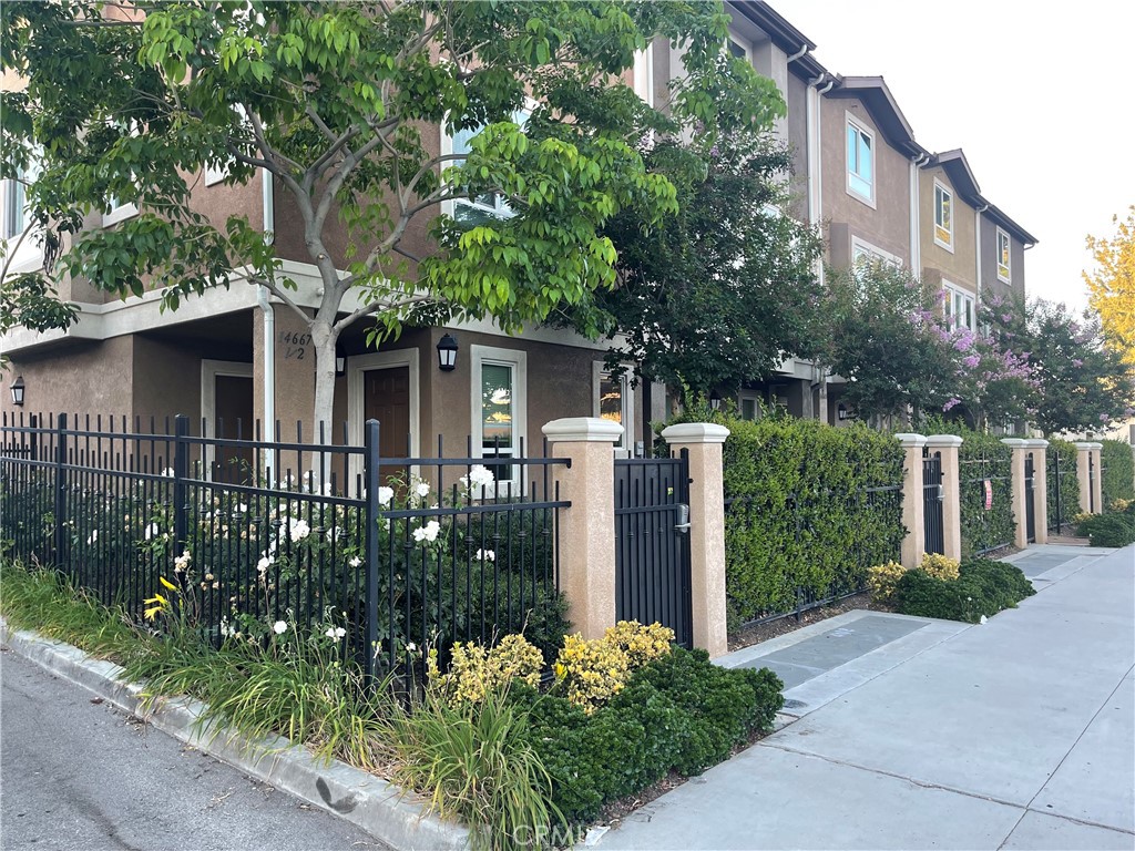 14667 Sherman Way, Van Nuys, CA 91405