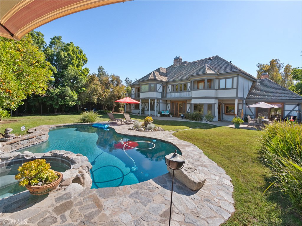 Photo of 5946 WOODLAKE Avenue, Woodland Hills, CA 91367