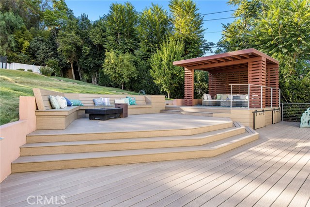 Outdoor Entertaining Space with Cool Decking