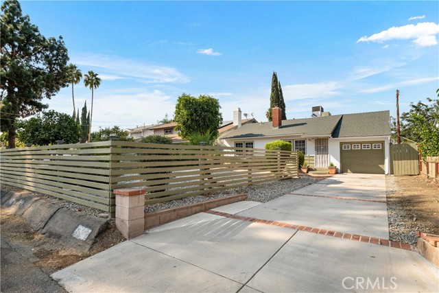 13907 Archwood Street photo 2