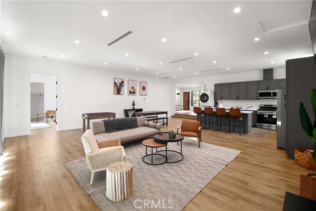 17060 Wyandotte Street photo 7