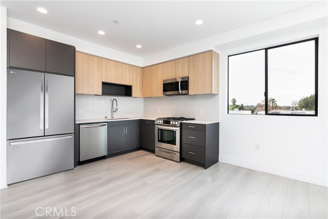 Detail Gallery Image 2 of 7 For 11500 Emelita St #401,  North Hollywood,  CA 91601 - 3 Beds | 2/1 Baths
