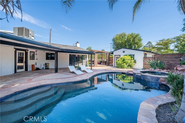 5425 Woodlake Avenue photo 3