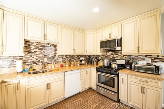 13619 Shablow Avenue photo 8