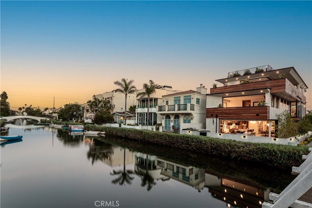 210 Linnie Canal, Venice, CA 90291