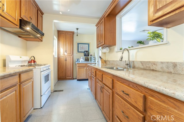 22057 Cohasset Street photo 3