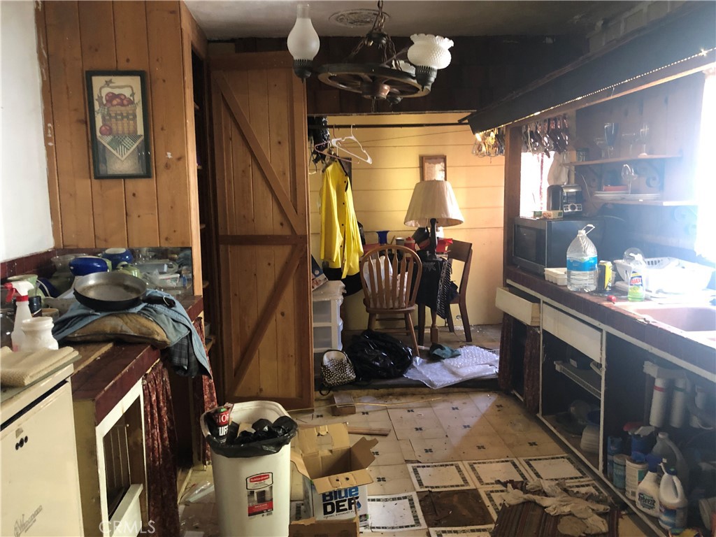 https://media.crmls.org/mediascn/f8d585b6-f356-4473-a462-05ad1f131054.jpg?preset=X-Large