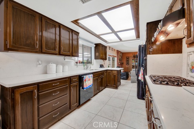 15732 Hartland Street photo 4