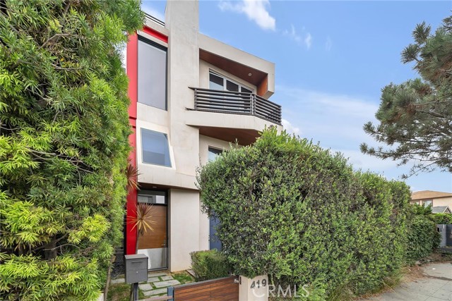 419 Venice Way Venice, California Chic and Sophisticated this Modern Architectural 4 bed 3 bath home with an incredible roof top deck is perfect for entertaining and enjoying the Venice lifestyle. Warm and inviting, the light filled living room with floor to ceiling windows, fireplace with the artistic touch of a D. Zapata original, concrete flooring and steel accents opens to the Chef's kitchen equipped with custom mahogany cabinetry, Carrera counter tops, glass mosaic back splash and high end stainless steel appliances. The floating wood & glass staircase leads you to the second floor with two sizable bedrooms, designer bath, laundry room and an artistic space overlooking the living room perfect for a study or reading lounge. The third floor boasts a generous master bedroom complete with its own private bath and decorative touches and a 4th bedroom and a media room. The roof top deck with its' 360 degree city & mountain views adds to the unmistakable ambiance of Venice. Two car attached garage. Close to Abbot Kinney & the beach!