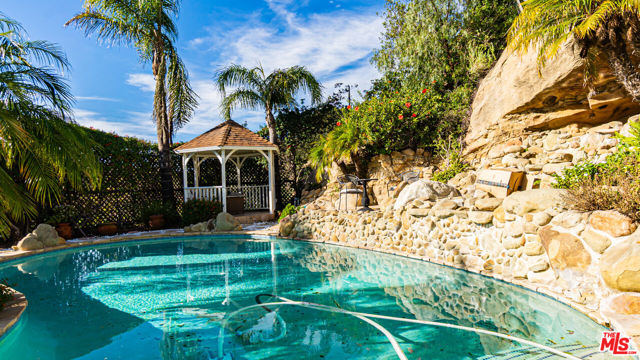 7449 Studio Road, Canoga Park CA: https://media.crmls.org/mediaz/00005d4f-5c59-4745-b66f-0f7470b4d827.jpg