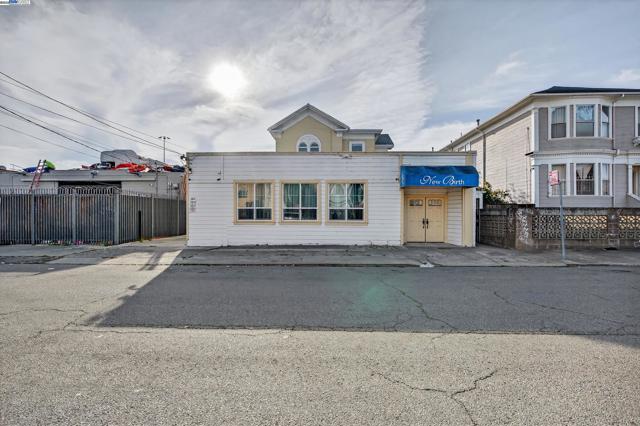 1011 E 11Th St, Oakland CA: https://media.crmls.org/mediaz/0000853d-89af-415f-bd33-c126aa3b3128.jpg