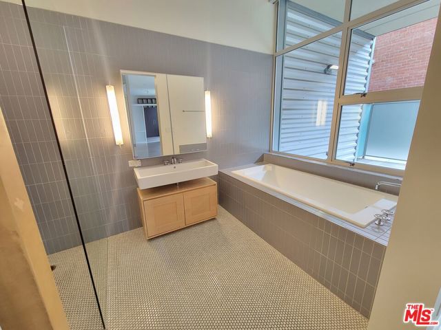 Image 14 of 31 For 4080 Glencoe Avenue 124