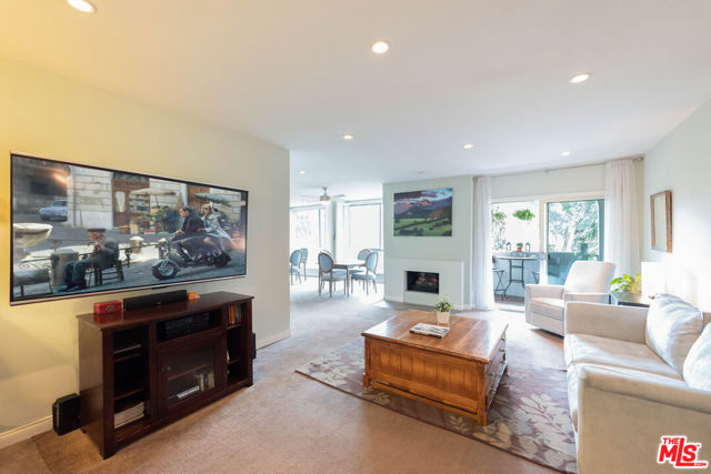 927 North KINGS Road, 320 photo 2