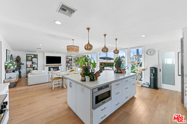 29500 Heathercliff Road, Malibu CA: https://media.crmls.org/mediaz/00017cbd-9adb-4896-895d-7ae6d9c38b5a.jpg