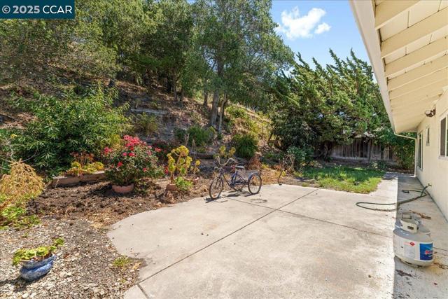 1566 Mann Dr, Pinole CA: https://media.crmls.org/mediaz/00018bf9-4b3f-4b9a-b2cc-25fbe5914772.jpg