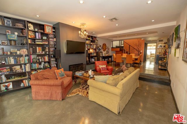 5010 Cahuenga Boulevard, 104 photo 8