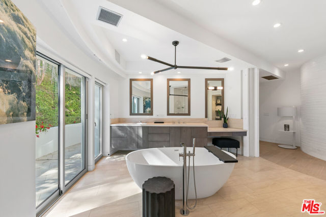 6375 Gayton Place, Malibu CA: https://media.crmls.org/mediaz/00038319-810b-4a77-a69a-27a7cdabc4a5.jpg