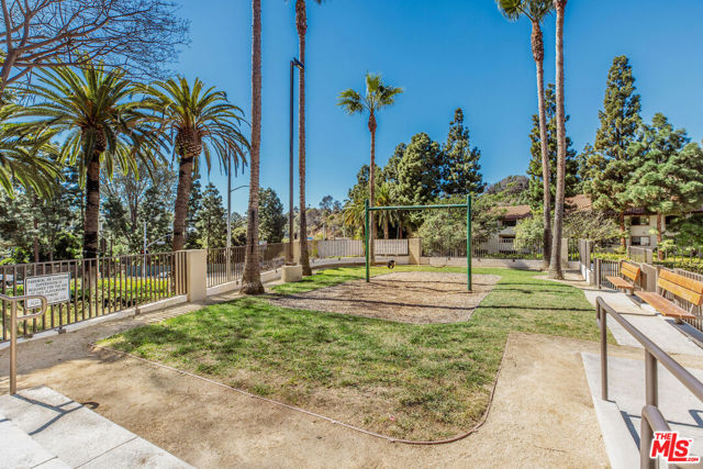 17107 Palisades Circle photo 33