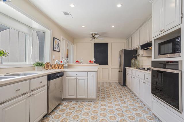 1592 SPRINGBROOK RD, Walnut Creek CA: https://media.crmls.org/mediaz/0003c7a1-147b-4cb3-bf65-7f5d72a77db8.jpg