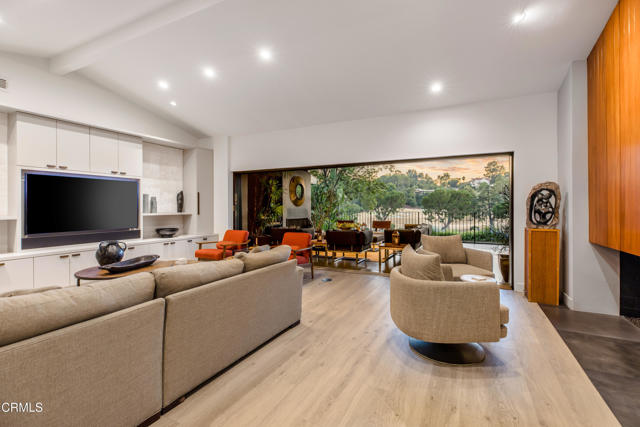 1240 Chateau Road, Pasadena CA: https://media.crmls.org/mediaz/00061f13-f233-48c2-b6c3-0568dc214890.jpg