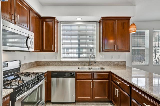 2890 Kew Ave, Livermore CA: https://media.crmls.org/mediaz/0006571e-00ac-43db-8d77-1d6ff85eea17.jpg