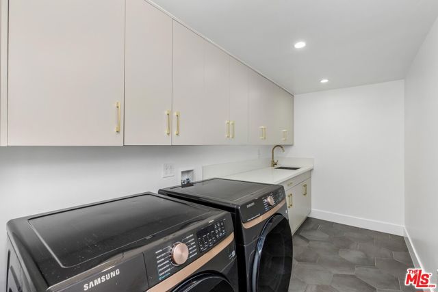 5200 Del Moreno Drive, Woodland Hills CA: https://media.crmls.org/mediaz/00065eff-e16c-4b1b-9bb9-92b9498e1b02.jpg