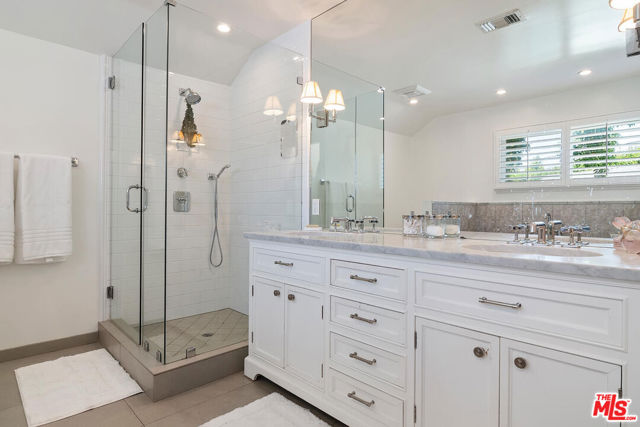 4909 Encino Terrace, Encino CA: https://media.crmls.org/mediaz/0007176b-86e5-4264-a801-ec3be3c23463.jpg