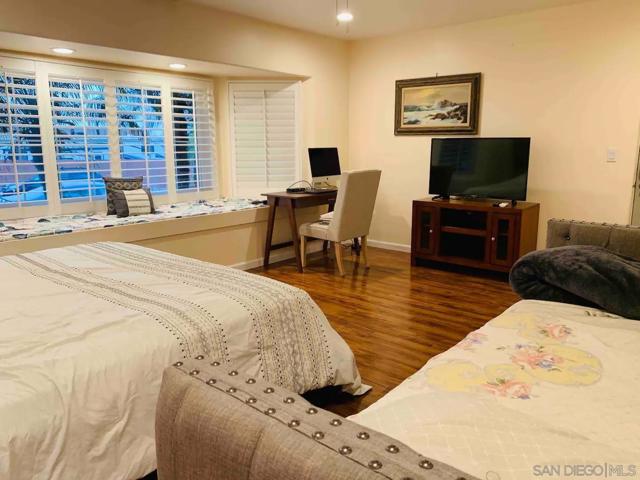 4435 Summer Dr, Oceanside CA: https://media.crmls.org/mediaz/00072388-fe03-42c6-8c35-1ccd12a655c6.jpg