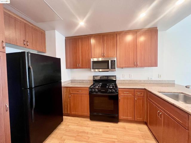 5855 Horton St, Emeryville CA: https://media.crmls.org/mediaz/00075245-9eea-4f40-8522-c41ba6cef796.jpg