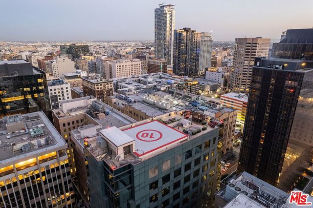 655 S Hope Street, Los Angeles CA: https://media.crmls.org/mediaz/00081402-5aed-40b2-8413-4112cbd7e862.jpg