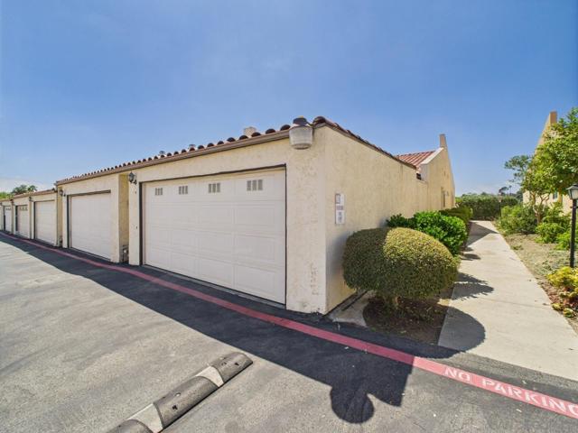 670 Bel Air Dr W, Vista CA: https://media.crmls.org/mediaz/0008595b-2c8d-4e70-a38b-be37cf3a5cba.jpg