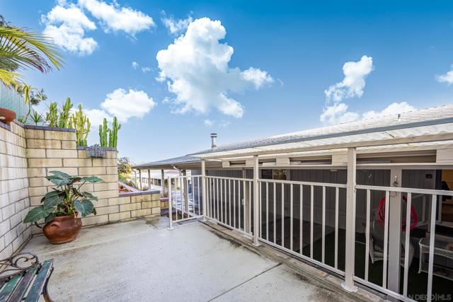 2130 Sunset Dr, Vista CA: https://media.crmls.org/mediaz/00086dc2-c084-4b05-b585-e23a3ce19493.jpg