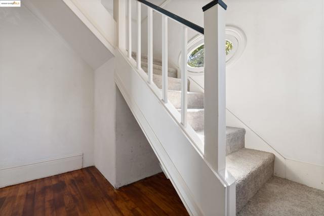 102 Hamilton Pl, Oakland CA: https://media.crmls.org/mediaz/000a62d8-5a1f-4285-9334-62563603c5c2.jpg