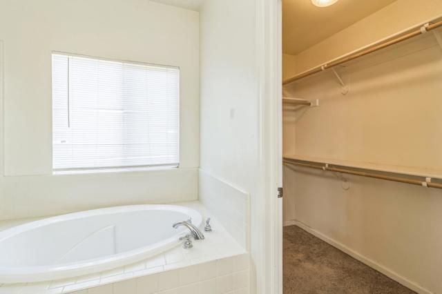 1160 Bellflower Way, Los Banos CA: https://media.crmls.org/mediaz/000a805a-156c-4abc-8985-59b98b68878d.jpg