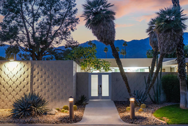 80 Lakeview Drive, Palm Springs CA: https://media.crmls.org/mediaz/000a8db2-8c6b-46c4-85e2-bea626eea286.jpg