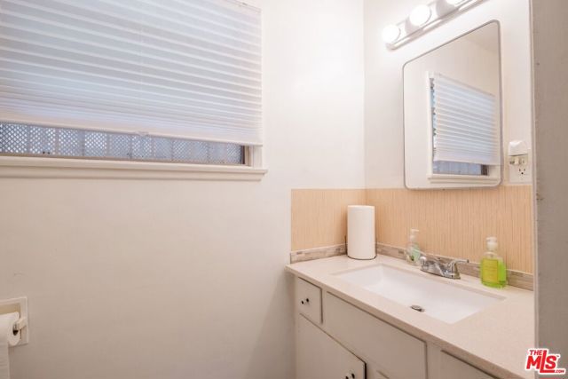 10725 S 8th Avenue, Inglewood CA: https://media.crmls.org/mediaz/000bd9bd-f4a4-4349-b459-5448407af2fa.jpg