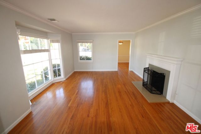 11410 Aqua Vista Street, Studio City CA: https://media.crmls.org/mediaz/000c6a8d-d184-4c09-a81b-c736f6adf0c0.jpg