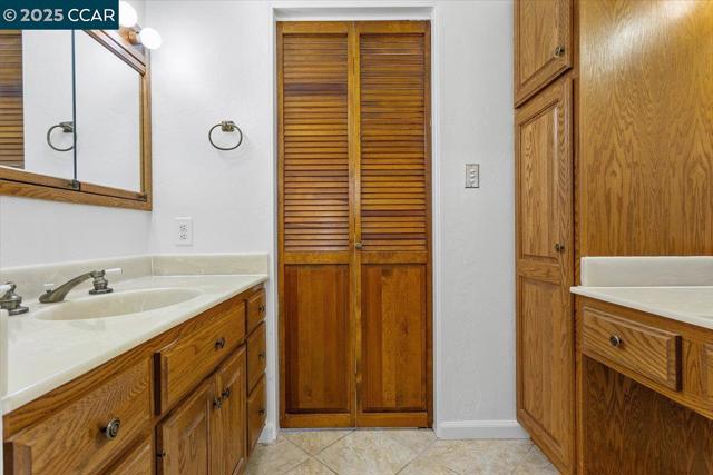 16080 Via Del Sol, San Lorenzo CA: https://media.crmls.org/mediaz/000d676d-9353-4d24-8ad8-b67c9f1cc374.jpg