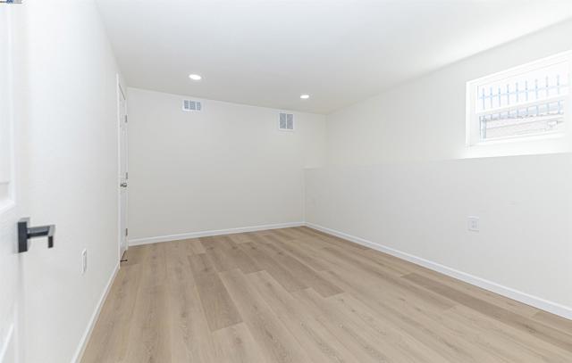 4015 SAN JUAN ST, Oakland CA: https://media.crmls.org/mediaz/000dc3d4-4105-40cc-b29d-ecdb322a6b7f.jpg