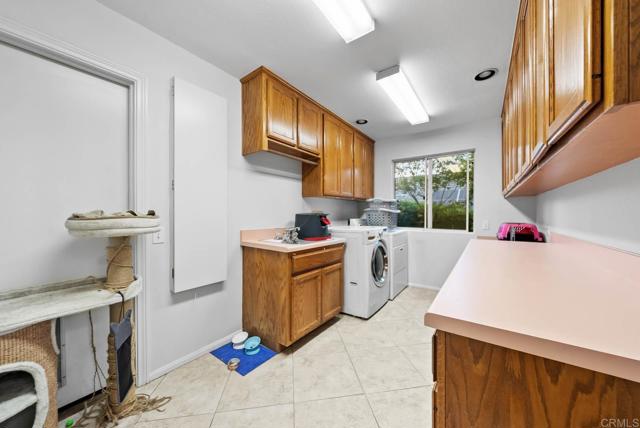 15425 Vista Vicente Dr, San Diego CA: https://media.crmls.org/mediaz/000df6af-e3dd-406c-873d-7c43b3f667fa.jpg