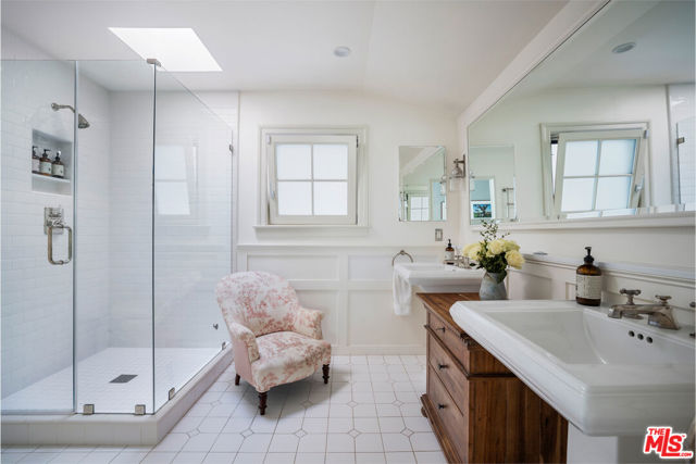 1801 San Ysidro Drive, Beverly Hills CA: https://media.crmls.org/mediaz/000e5776-a19a-4731-ac30-9befeba5cf14.jpg