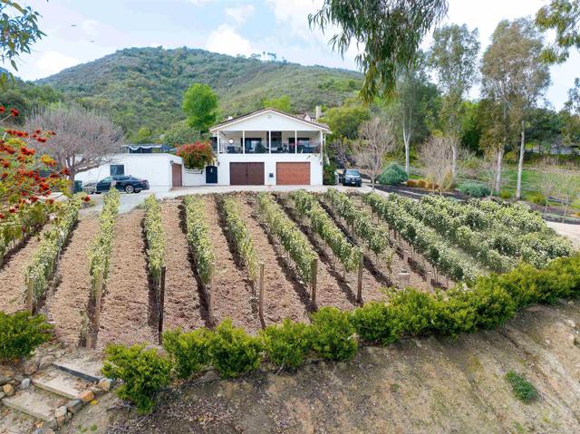 19950 Elfin Forest Ln, Escondido CA: https://media.crmls.org/mediaz/000eeaf0-21c4-42a6-a480-bd888aaa0951.jpg
