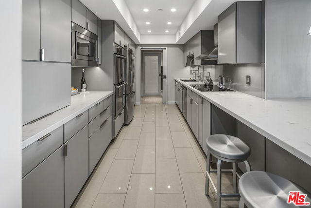 13700 Marina Pointe Drive, Marina del Rey CA: https://media.crmls.org/mediaz/000f3ad8-26c5-4965-853c-baf13899a9fe.jpg