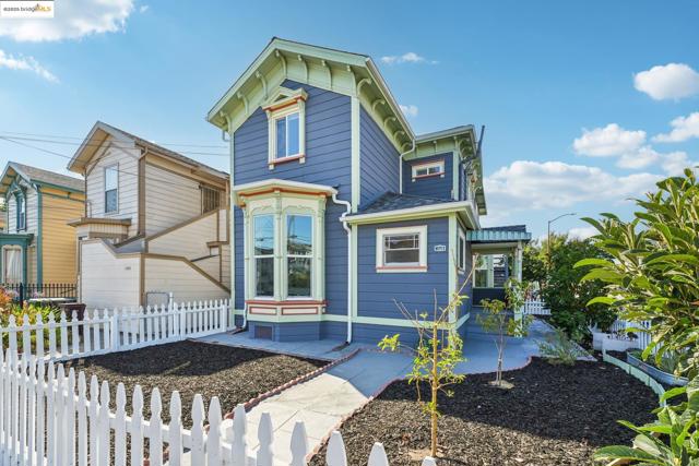 1549 5Th Ave, Oakland CA: https://media.crmls.org/mediaz/0010b62b-d3cd-459a-8dcc-5ec3760839f9.jpg