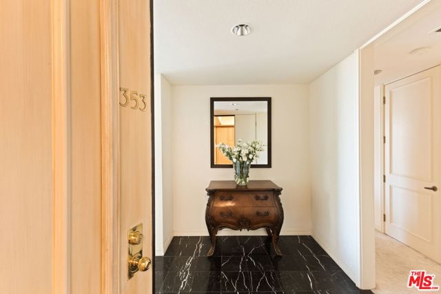 300 N Swall Drive, Beverly Hills CA: https://media.crmls.org/mediaz/00114cc8-33aa-4c6a-a3d1-14607f137389.jpg