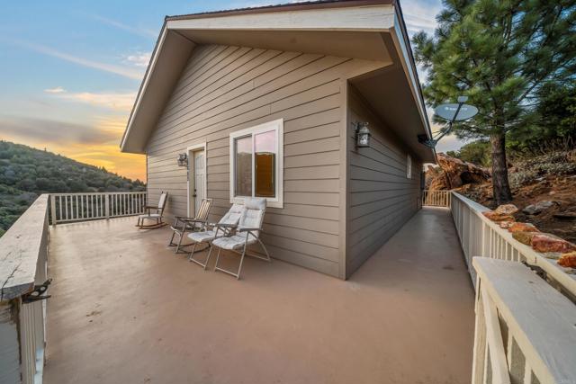 35465 Sunset Lane, Julian CA: https://media.crmls.org/mediaz/0011a9a5-ecdb-4334-af4e-36b1c605fb2e.jpg